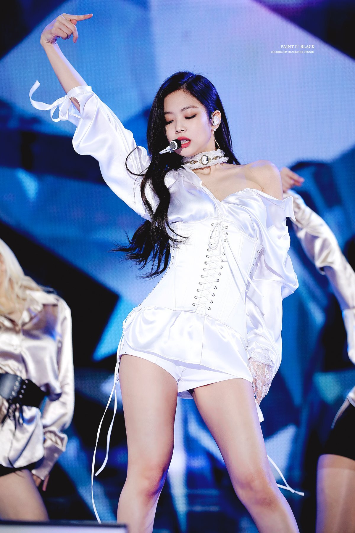 블랙핑크 제니 블랙 앤 화이트 1