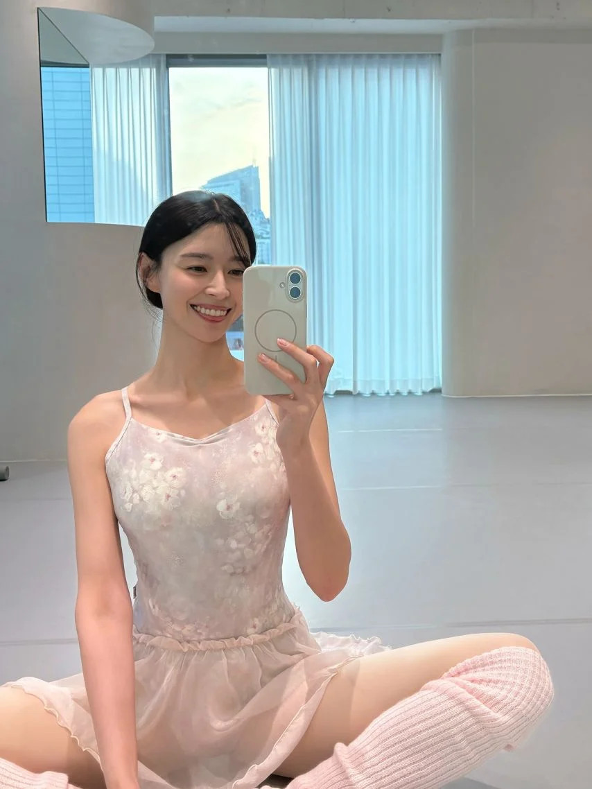 권나라 발레복 시원한 등 2