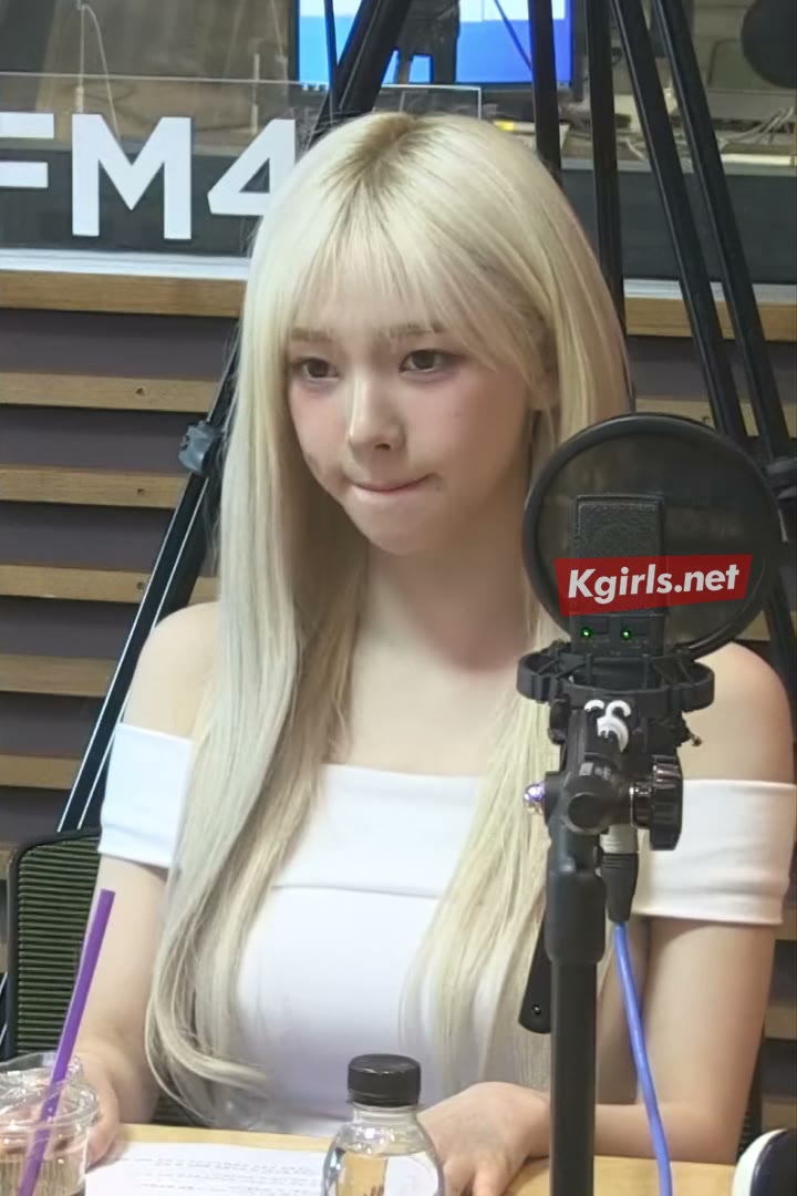 카리나 라디오 묵직한 오프숄더 패션