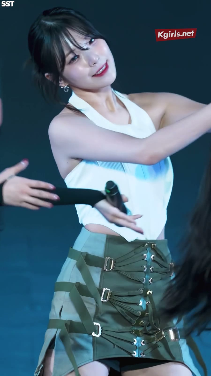 프로미스나인 백지헌 새하얀 홀터넥 겨드랑이