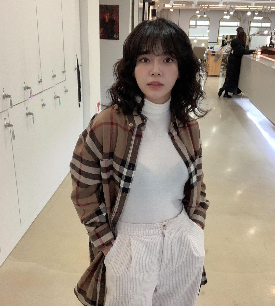 김세정 얇은 흰티속 검정브라 비침 1