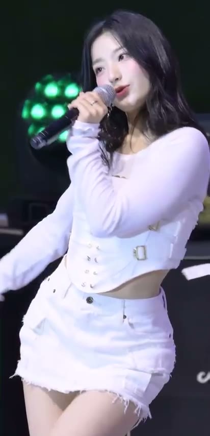 프로미스나인 이새롬 다리 들어올리는 안무 흰치마 꿀벅지