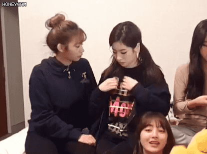 사나: 만져봐도 돼? 1