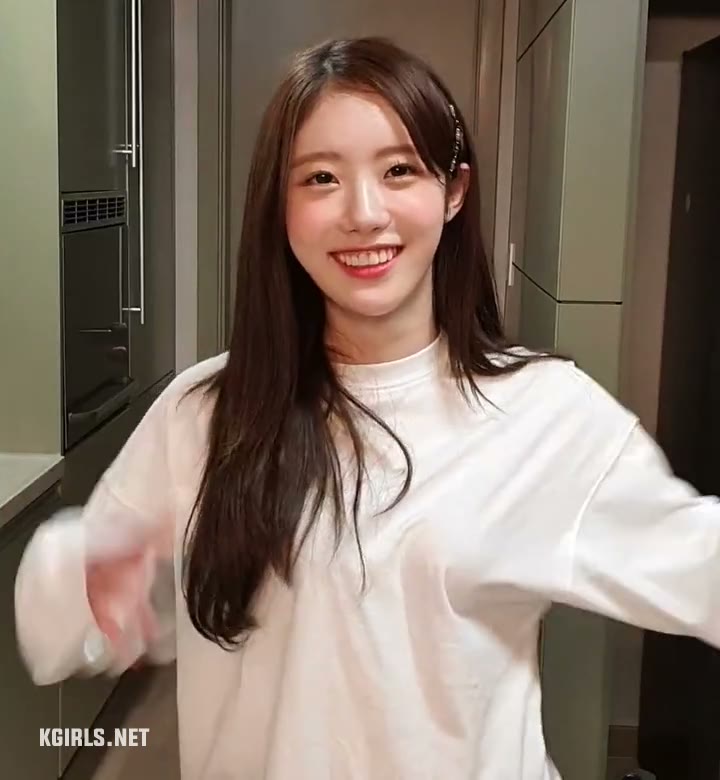 믹서기 돌리는 우주소녀 루다의 옆선
