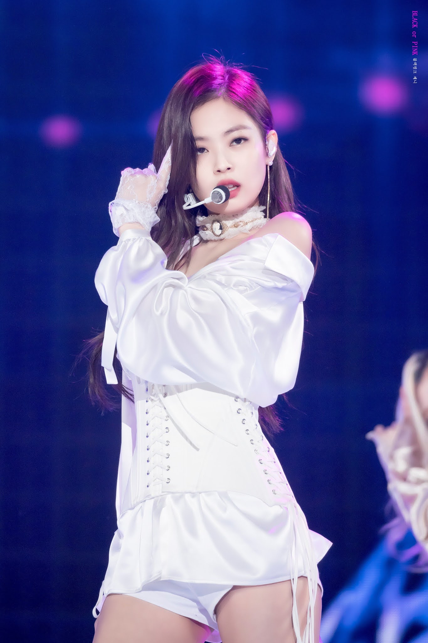 블랙핑크 제니 블랙 앤 화이트 6
