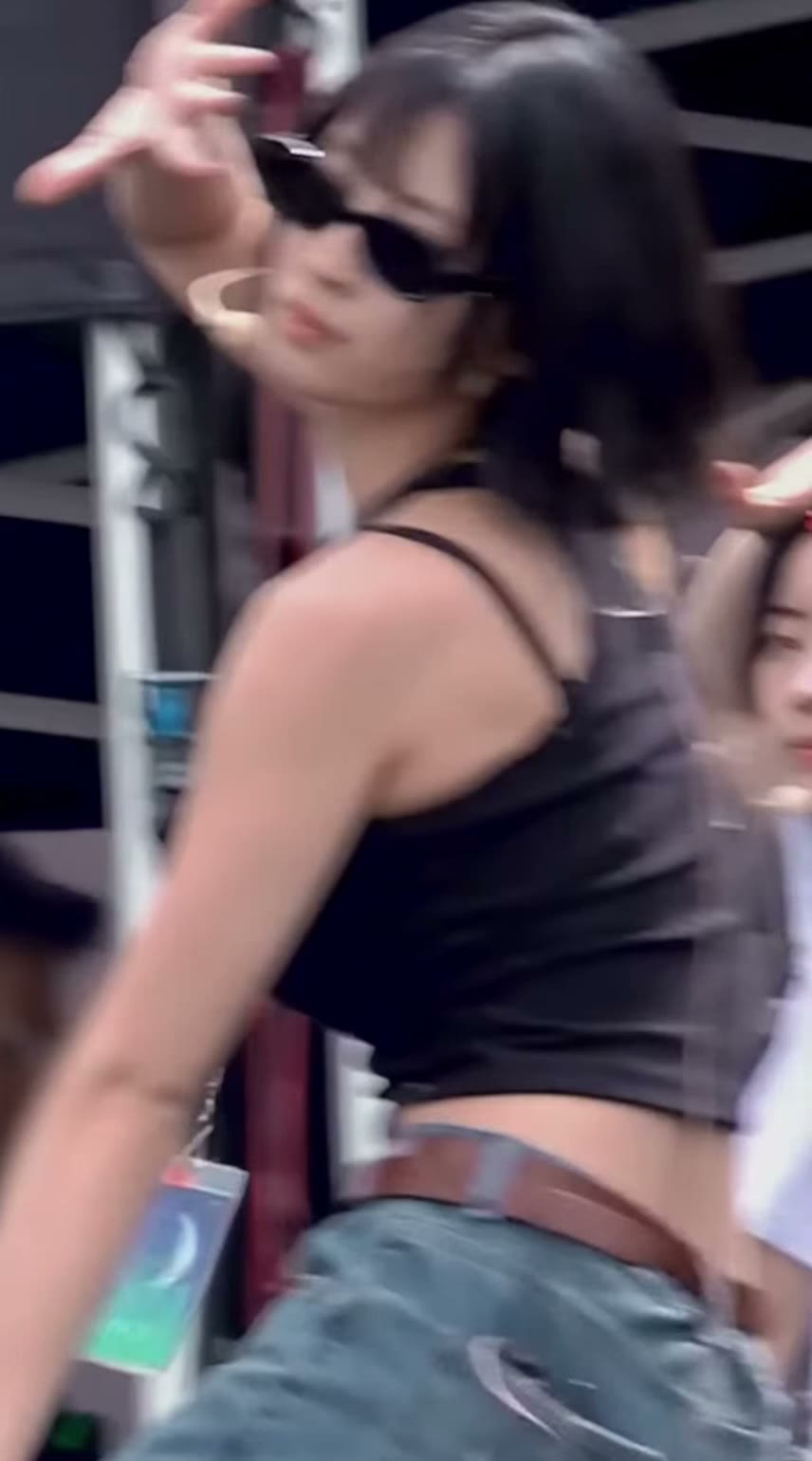 트와이스 모모 묵직 가슴 블랙 나시 기립근