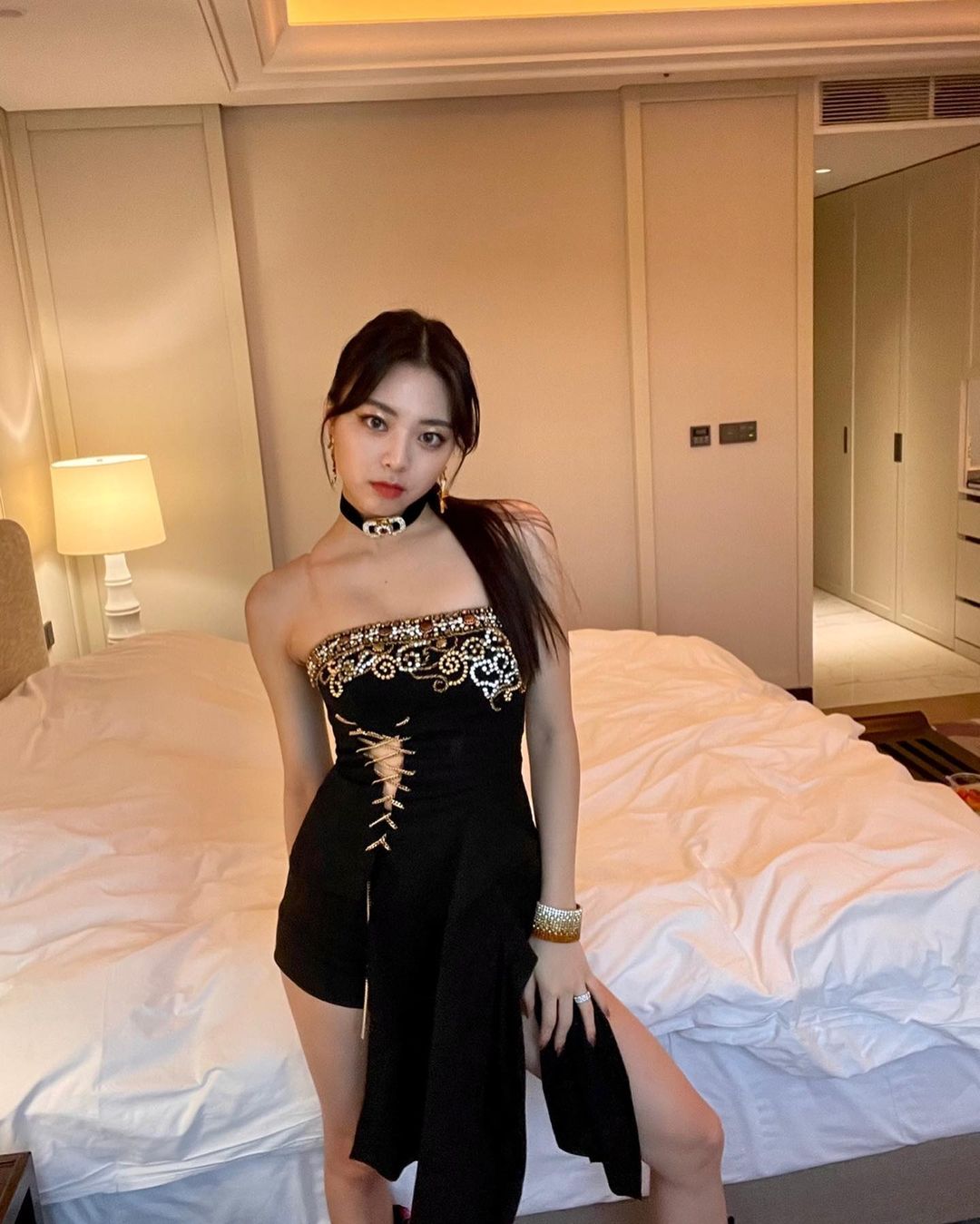오늘자 itzy 유나 치명적인 드레스 자태 7