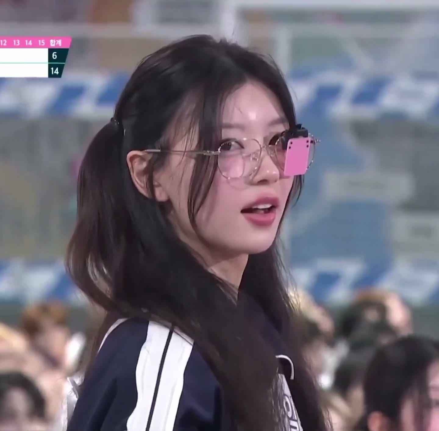혀내밀고 위를 보는 모카