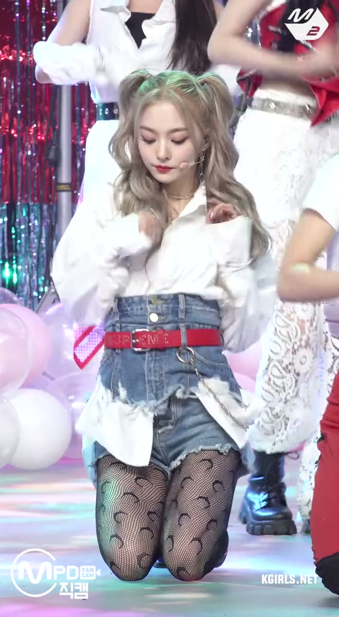 프로미스나인 이나경 컴백 무대 스타킹 패션