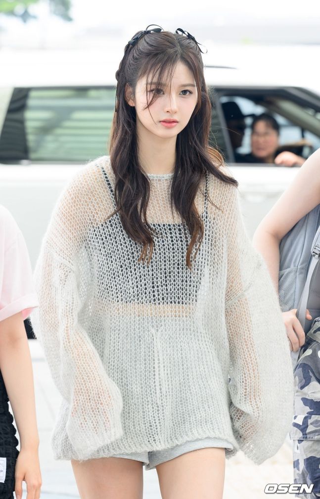 엔믹스 설윤 시스루 망사 니트 속 블랙 끈나시 3