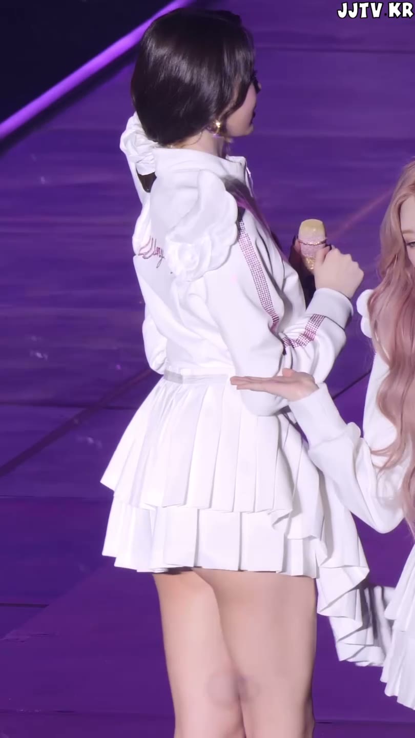 아이브 장원영 날개 달린 저지 흰치마 엉밑살