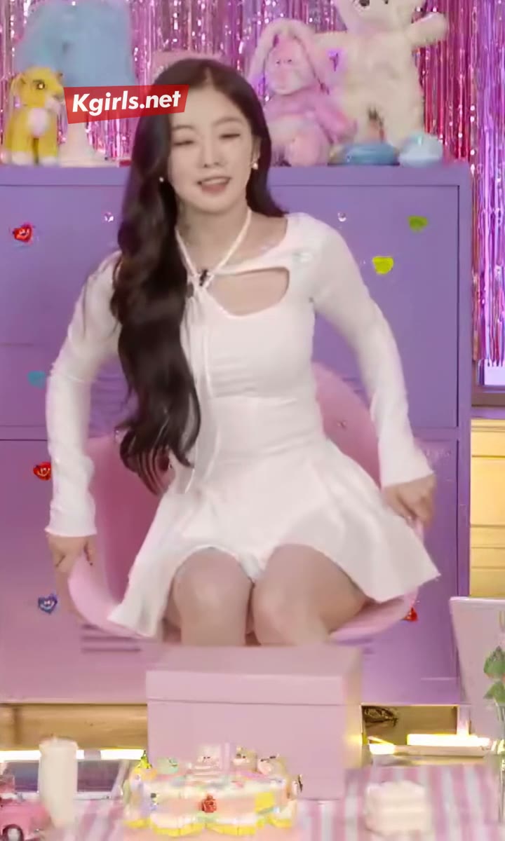 레드벨벳 아이린 미니 원피스 입고 의자에