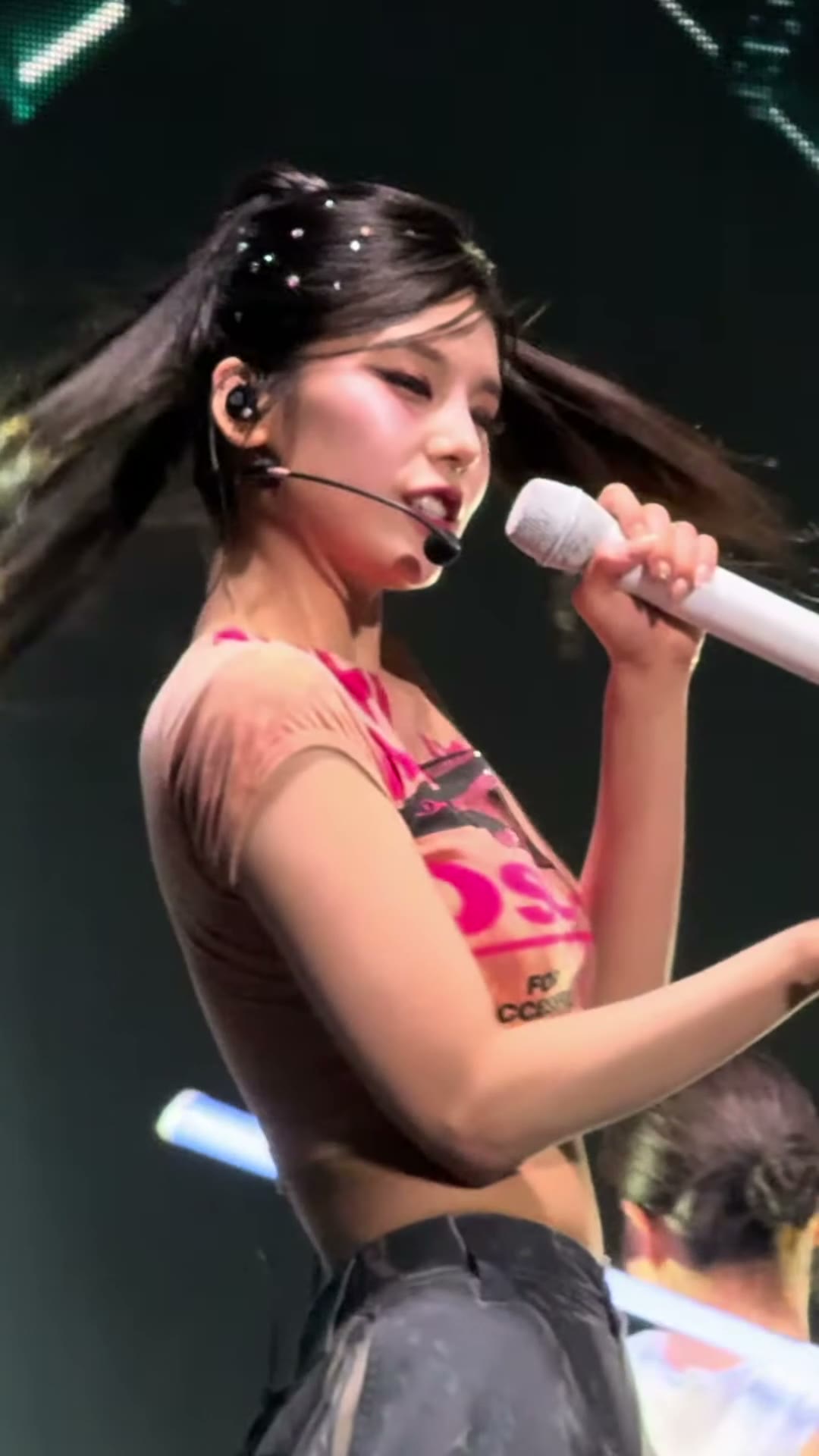 있지  ITZY 예지 살짝 밑에서 찍은 포니테일 크롭티 찰랑이는