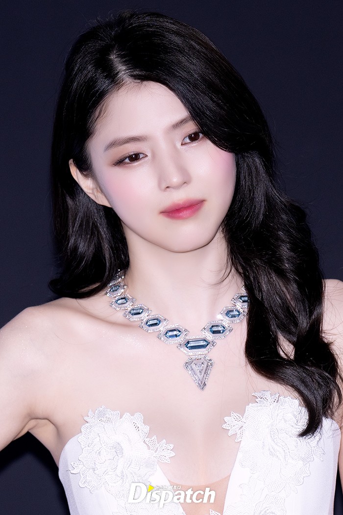 한소희 깊게 파인 순백색 드레스 자태 10