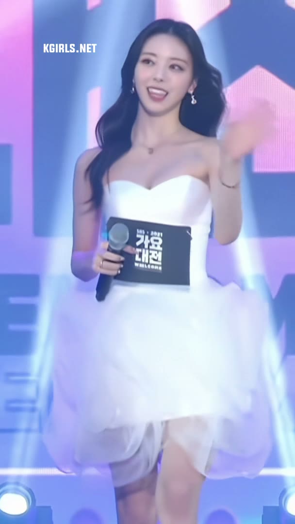 있지 유나 순백의 드레스 은근한 볼륨