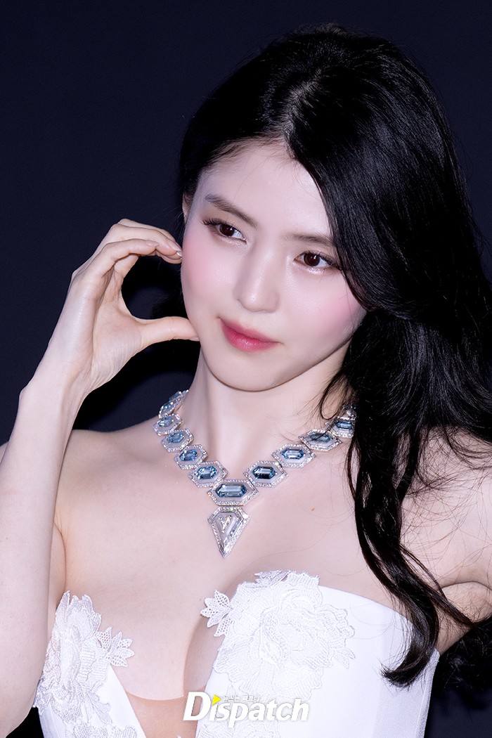 한소희 깊게 파인 순백색 드레스 자태 6