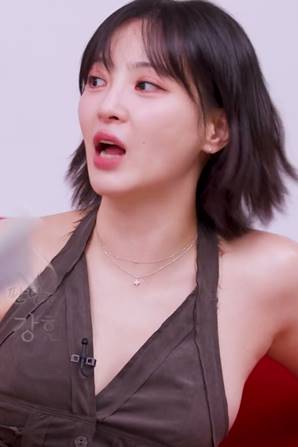 한쪽으로 쏠린 홀터넥 정혜성 움짤 1