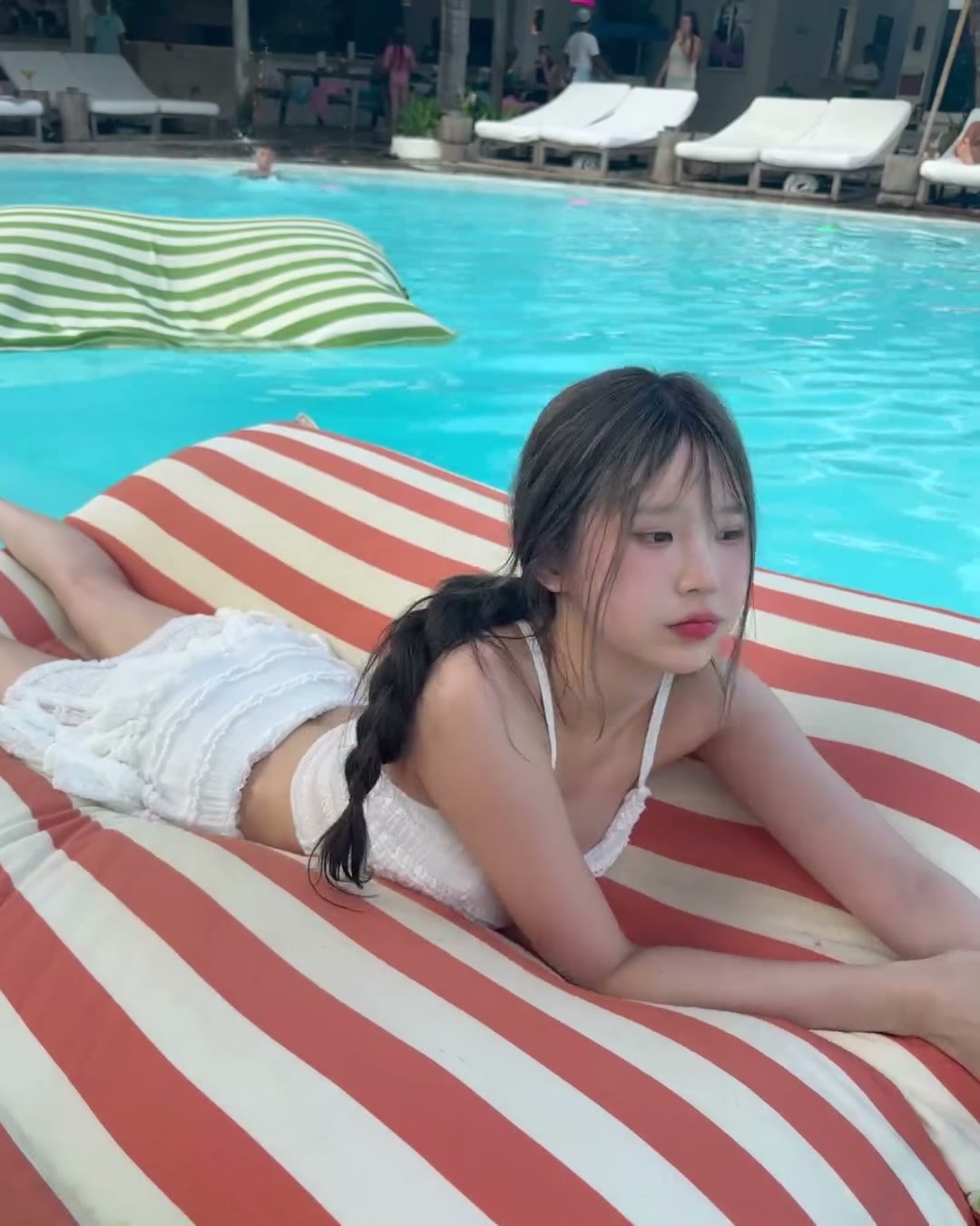 프로미스나인 송하영 끈나시 가슴골
