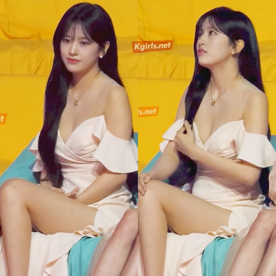안유진 깊게 파인 드레스 자태 6