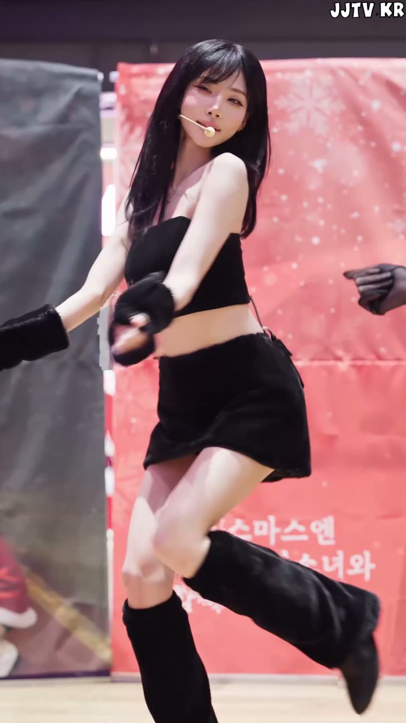 트리플에스 김나경 올블랙 튜브탑 짧은 치마 속바지