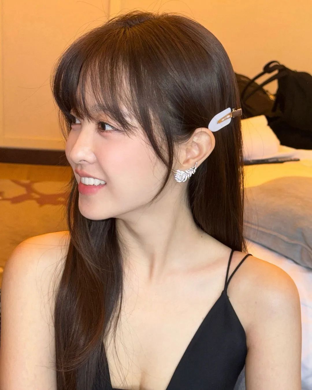 박보영 블랙 끈나시 드레스 가슴골 살짝 3