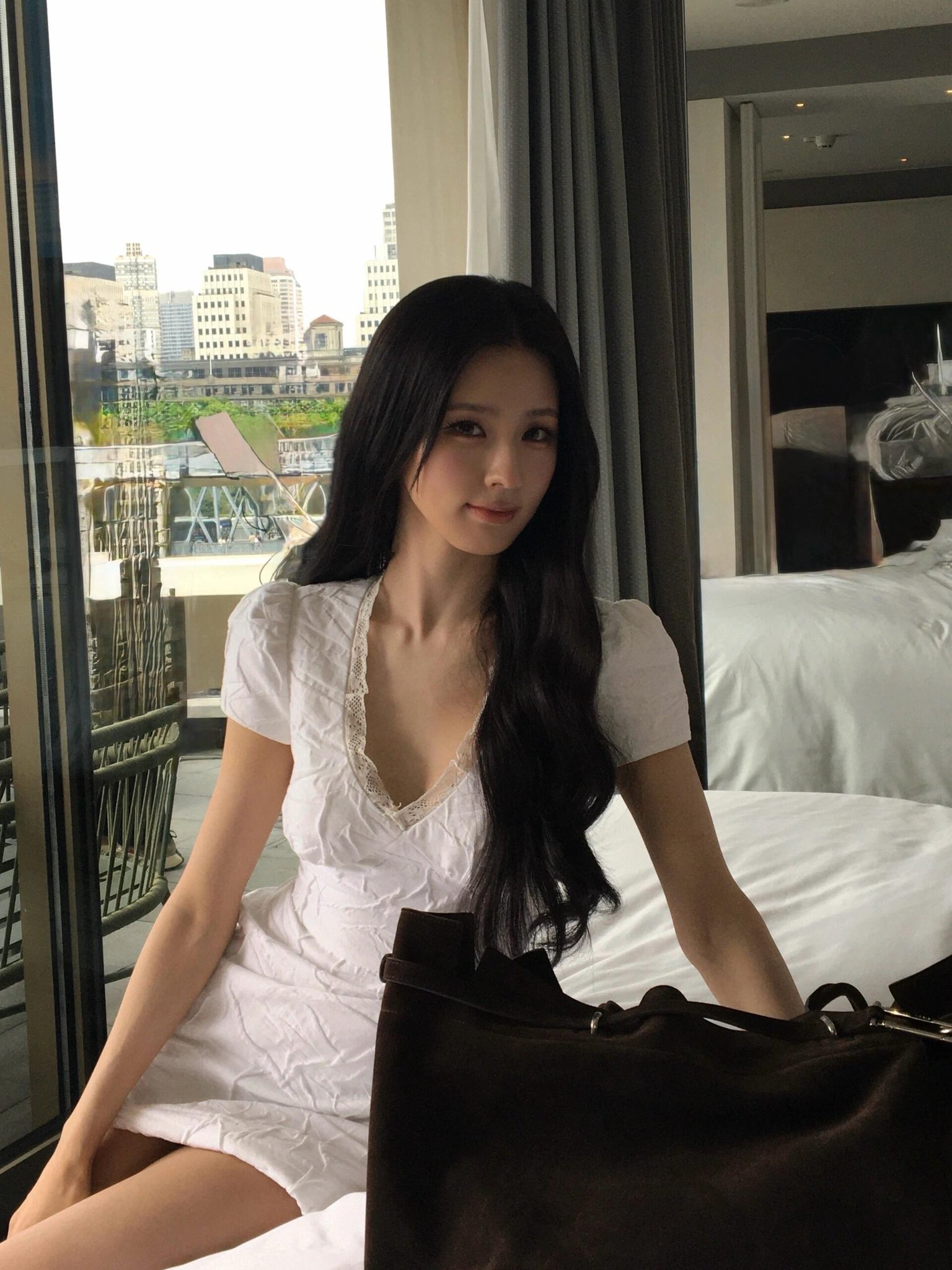 미연 누나 침대에서 정말 예뻐 보여요. 3
