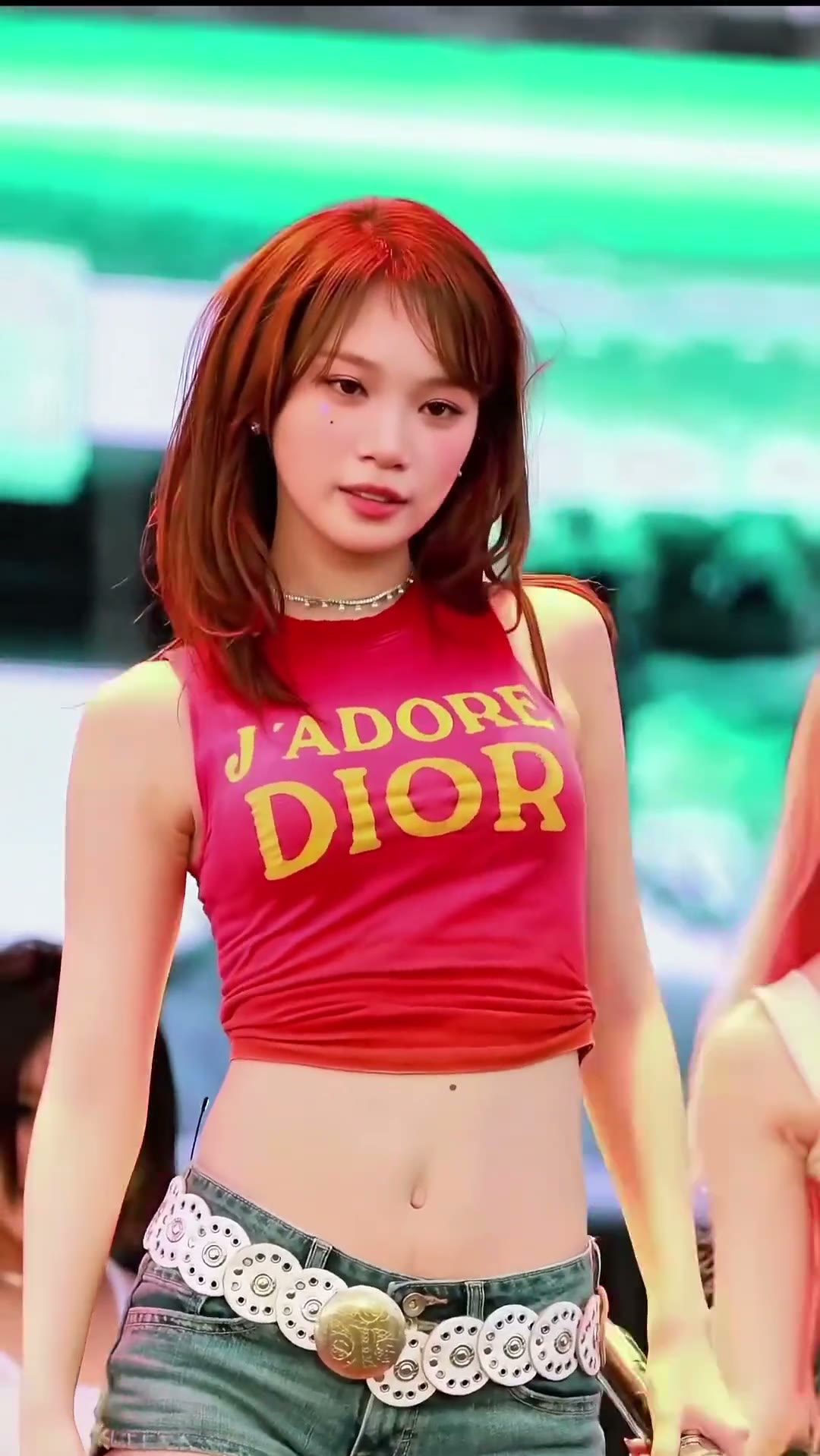 김채원 그 의상 고화질