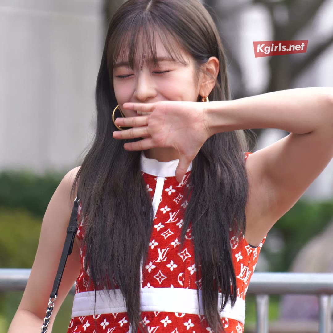 아이브 안유진 겨드랑이가 시원한 민소매