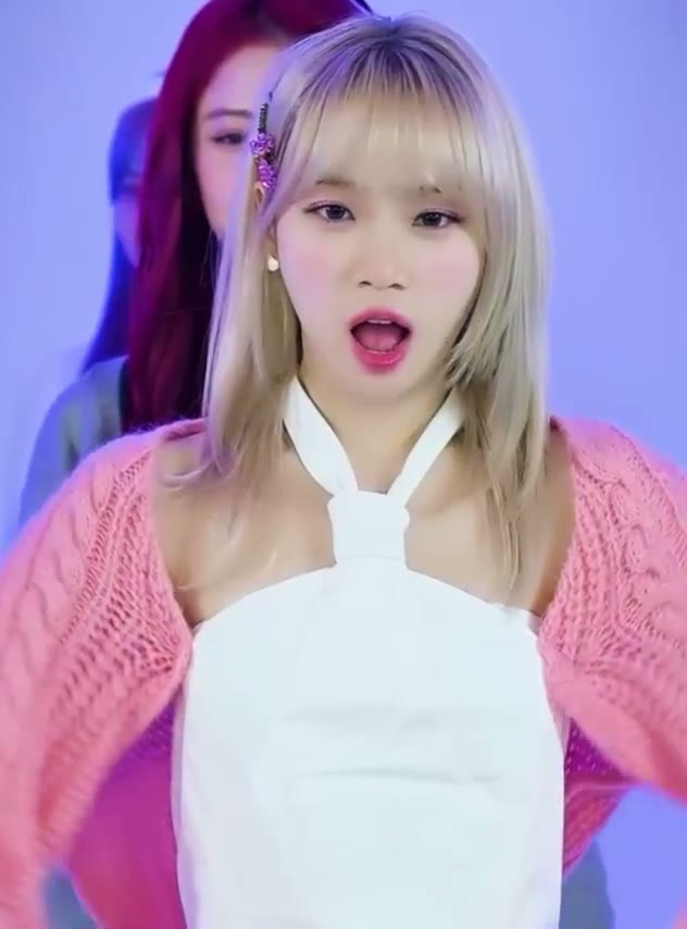 르세라핌 김채원 팔짱 끼면서 잔망스러운 표정 짓는 쌈아치
