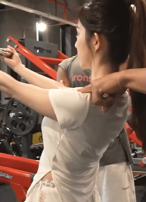 레드벨벳 아이린 가슴 대놓고 쳐다보는 헬스 트레이너