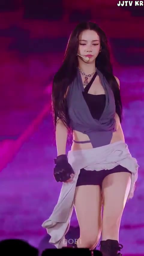[에스파] 검정 크롭 민소매 카리나