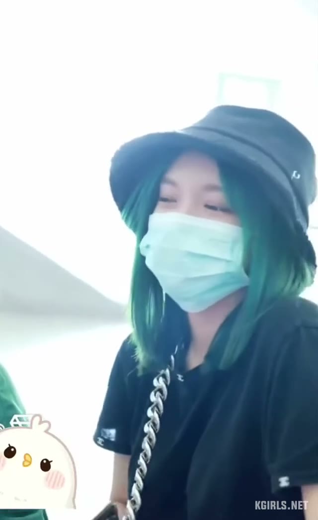 우주소녀 성소 묵직한 체인 크로스백