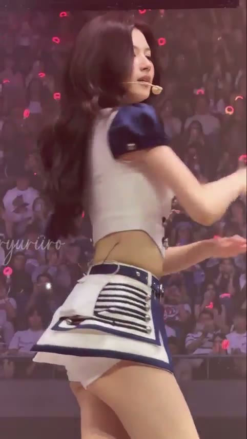 트와이스 사나 응원단장 흰핫팬츠 방콕 콘서트 엉밑