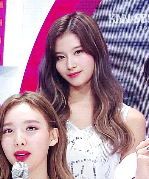 카메라에 사나빔 쏘는 사나.gif 1