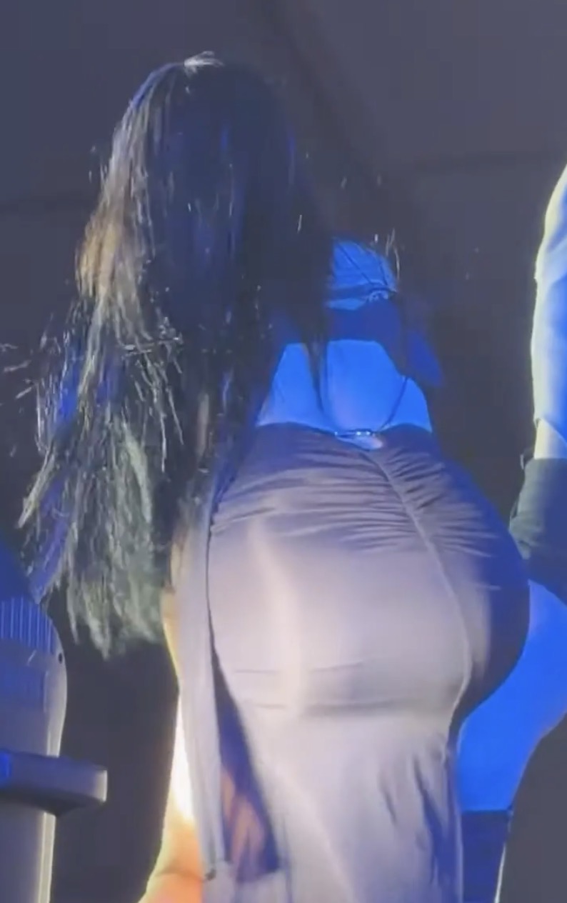 씰룩씰룩거리며 걸어가는 카리나 엉덩이 2