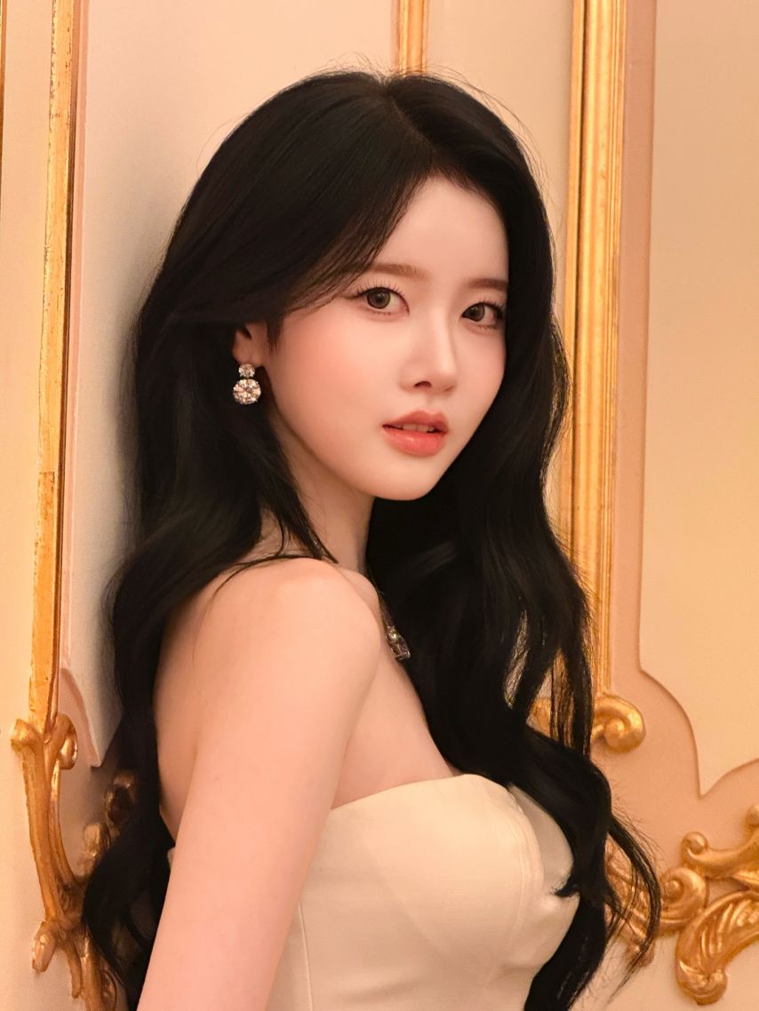 스테이씨 시은 오프솔더 미니 드레스 가슴골 살짝 1