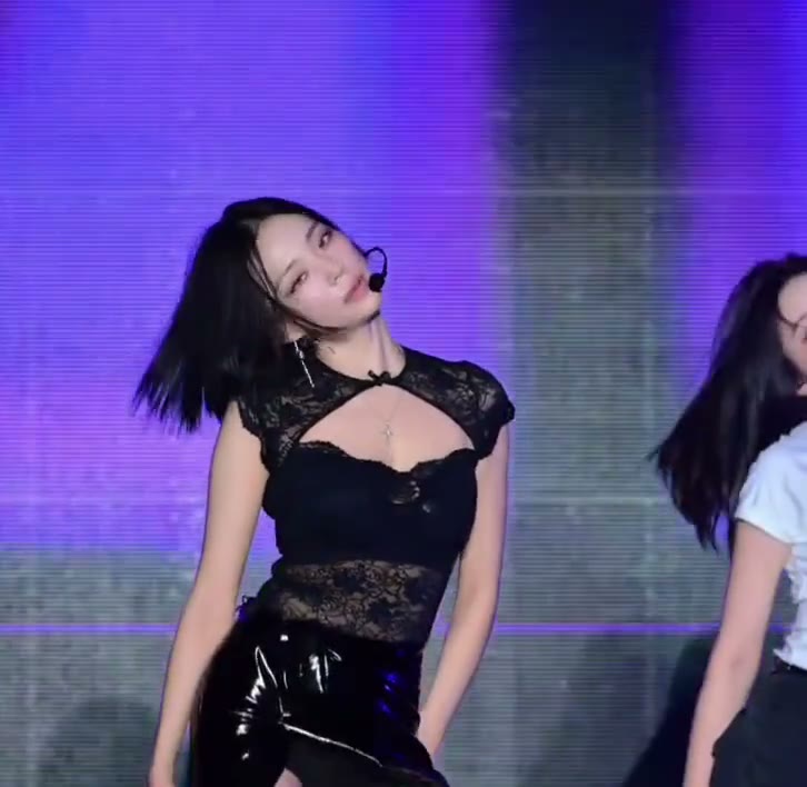 오랜만인 무대에 단발하고 온 장예은