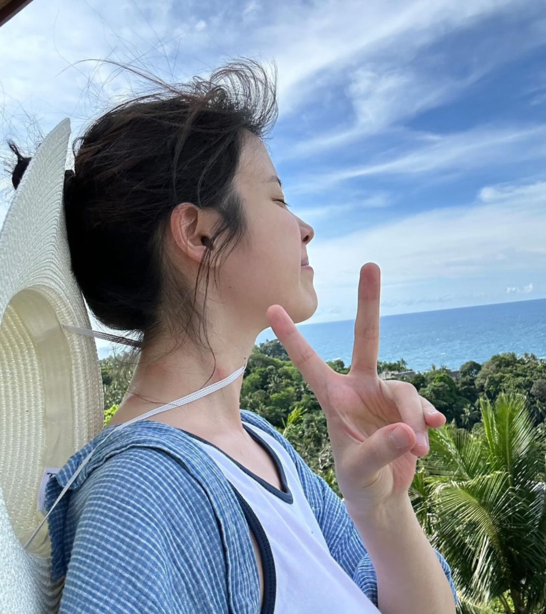 척추가 다 보이는 휴양지 섹시유 1