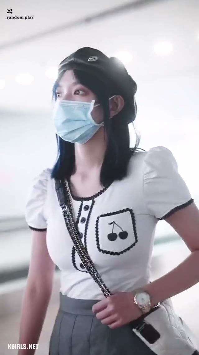 우주소녀 성소 스커트 공항 패션