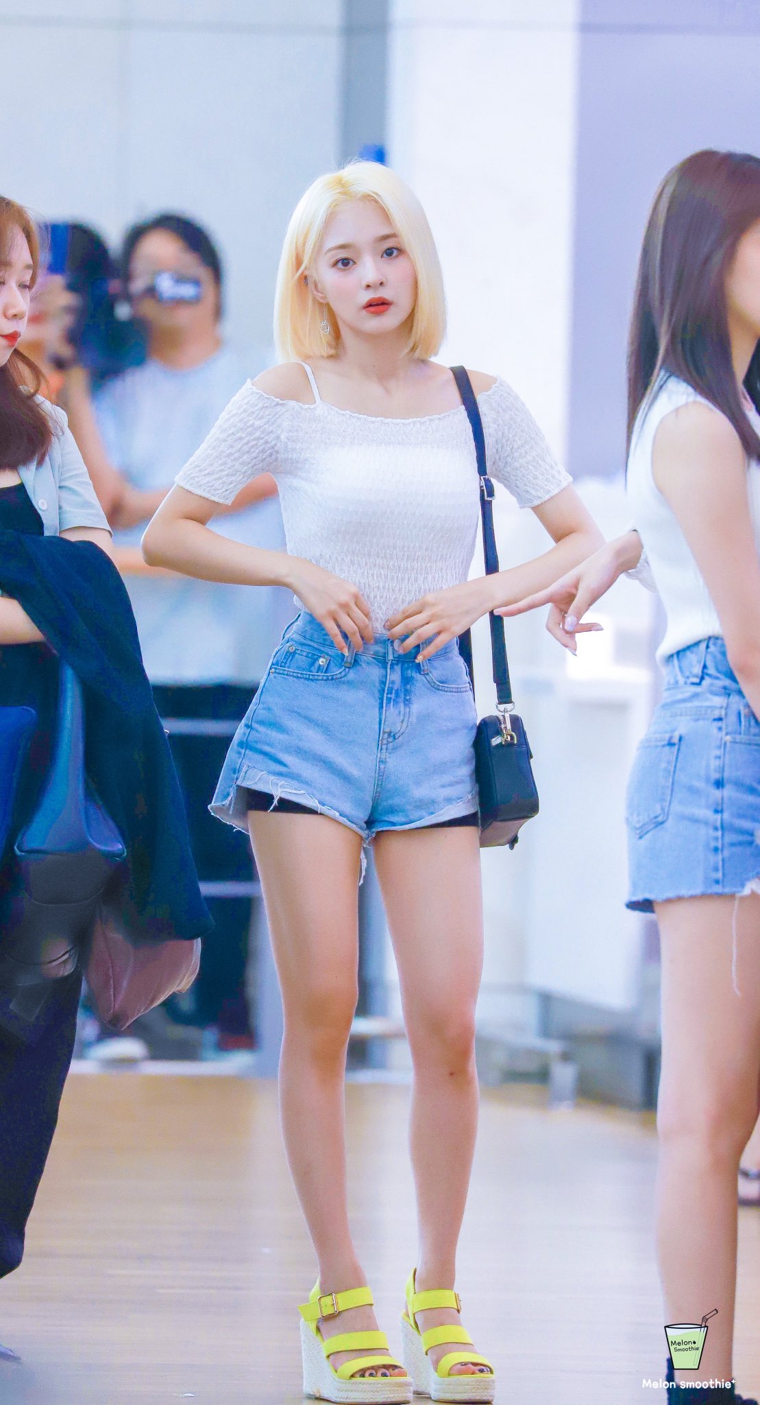 프로미스나인 이나경 경이로운 공항패션 10