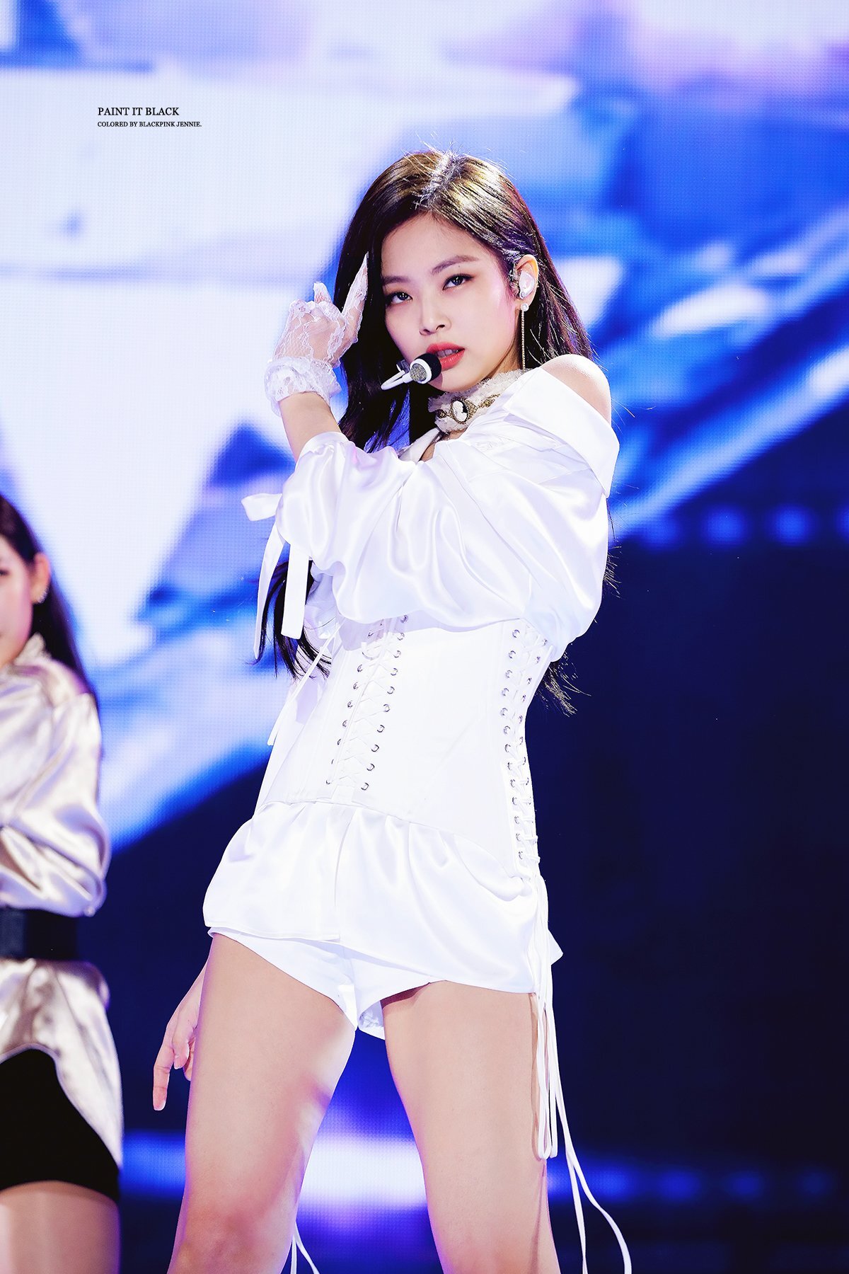 블랙핑크 제니 블랙 앤 화이트 2