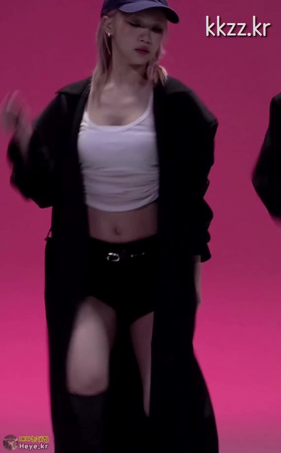 복근에 핫팬츠 르세라핌 김채원 움짤