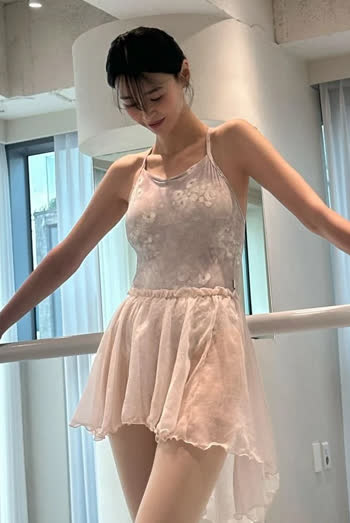 권나라 발레복 시원한 등 1