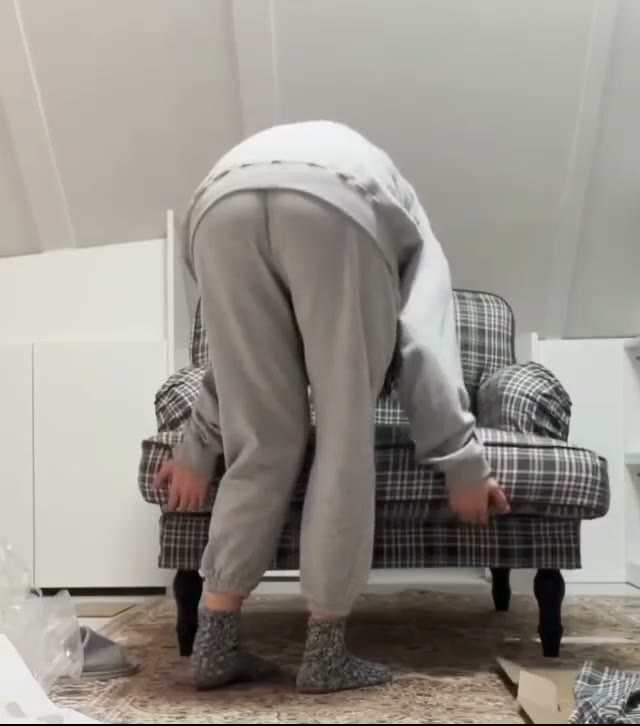 다리 올리고 골반 자랑하는 채수빈