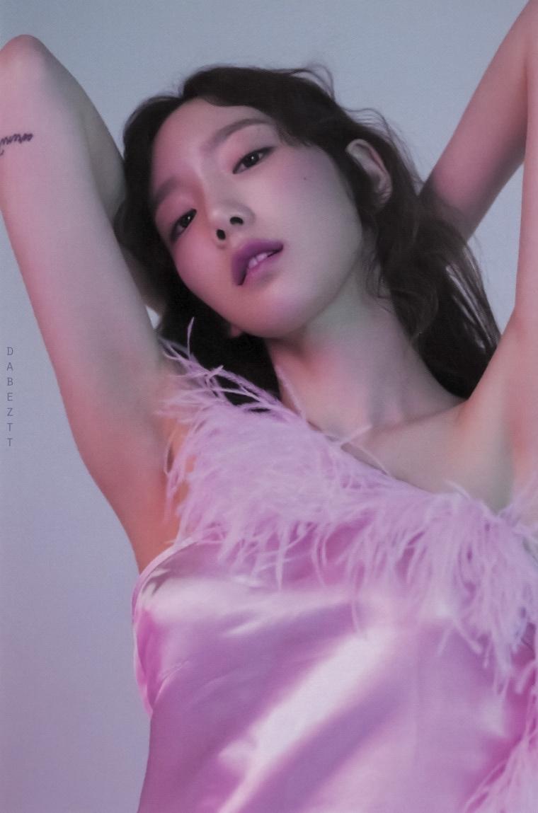 Girls' Generation Taeyeon's smooth armpits 1