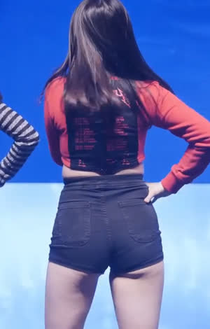 검정 핫팬츠 입은 걸스데이 민아 뒤태 엉밑살 1