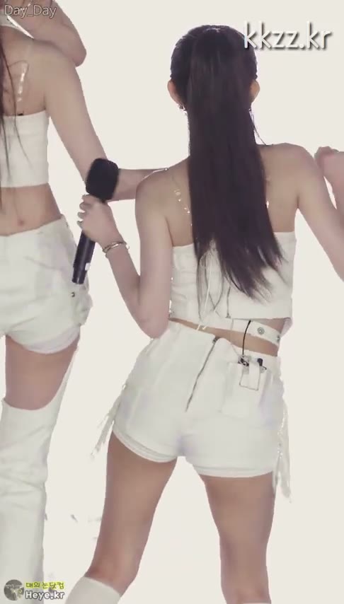 [아이브] 아이브 가을 긴머리 핫팬츠 뒤태