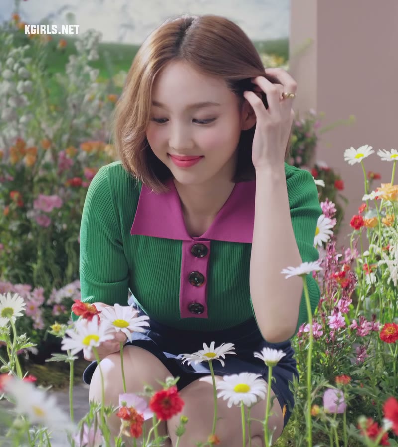 트와이스 나연 꽃밭에서 🌷🐰🌼
