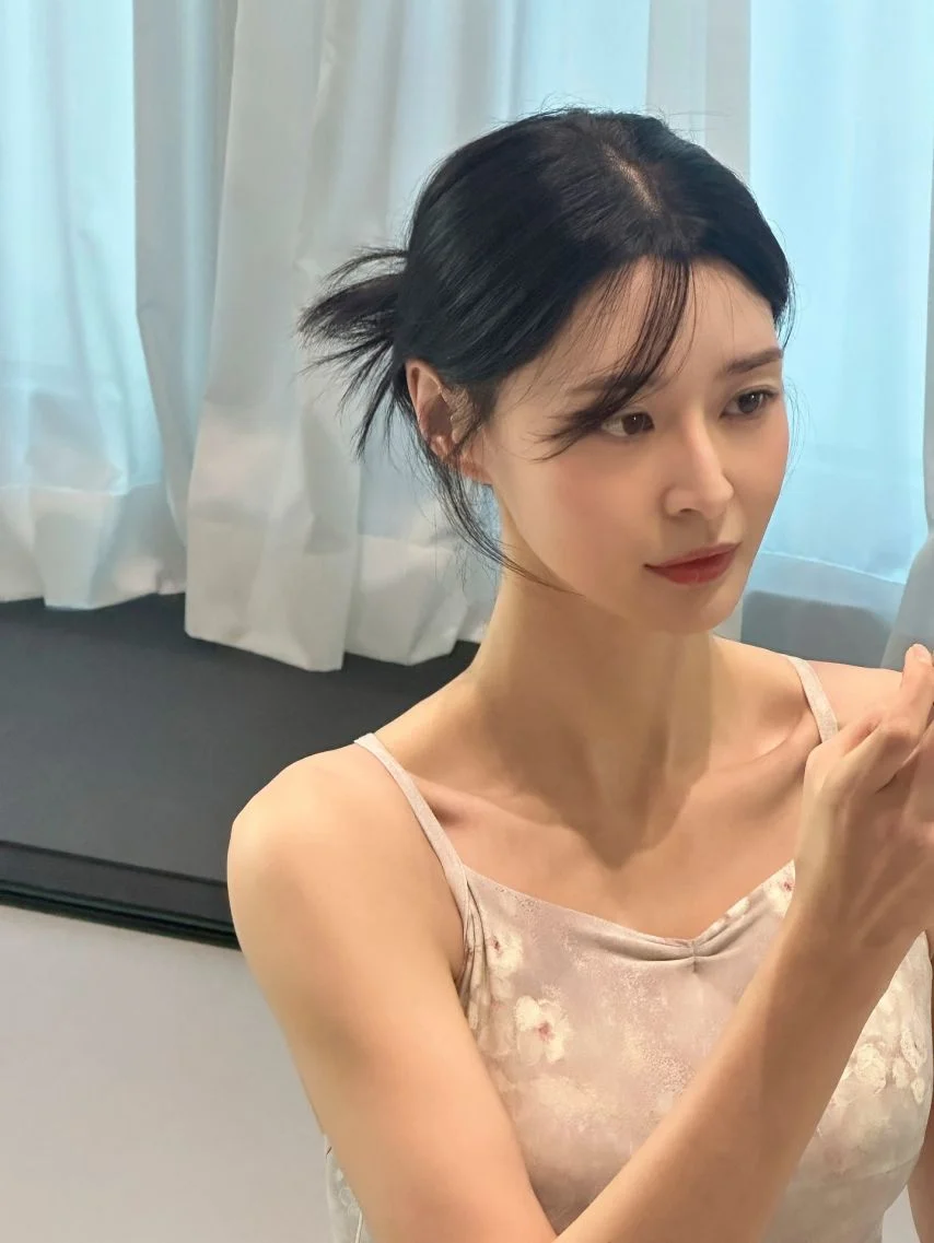 권나라 발레복 시원한 등 6