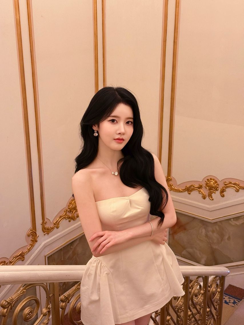 스테이씨 시은 오프솔더 미니 드레스 가슴골 살짝 9